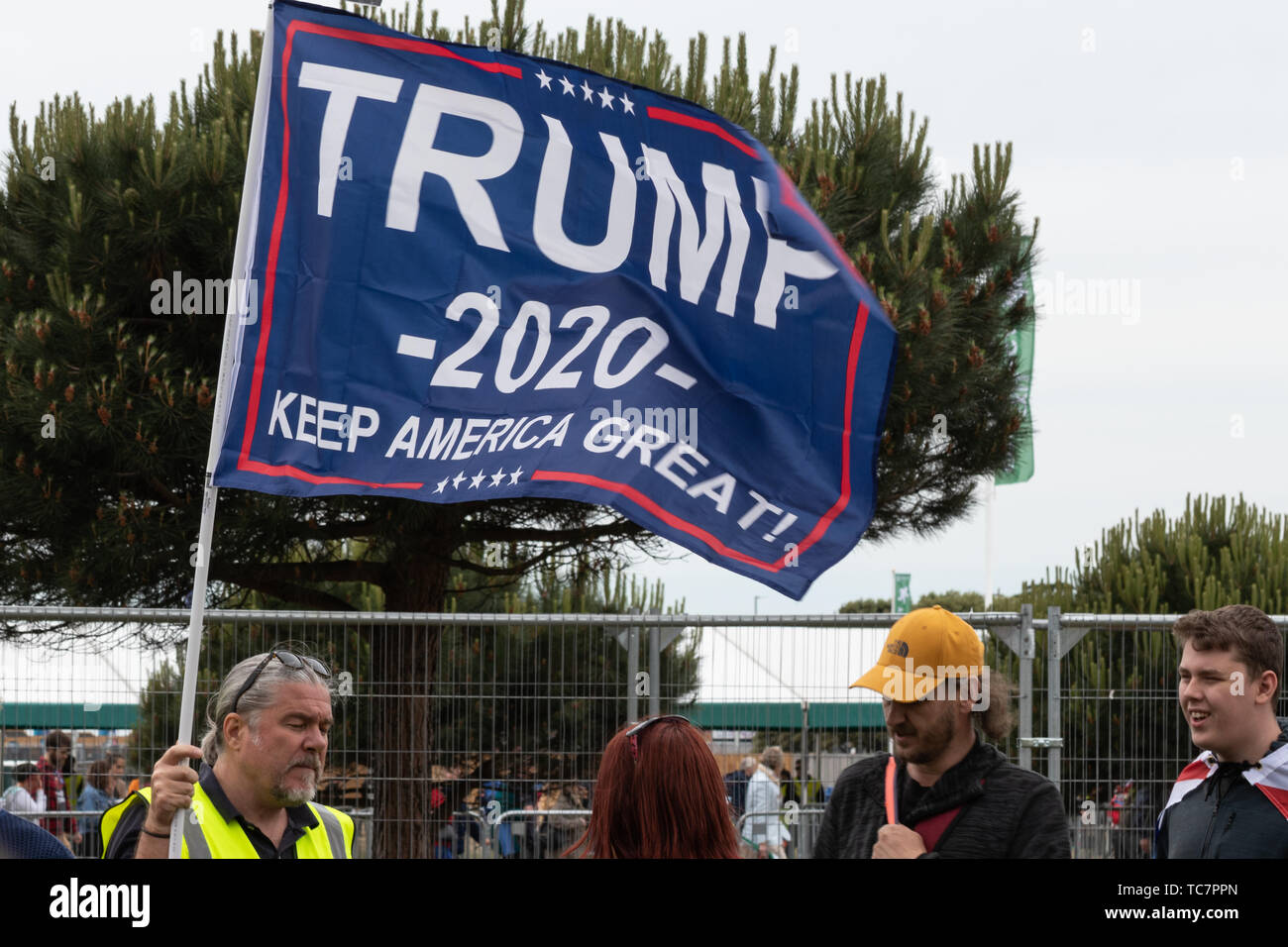 Un uomo con una bandiera che legge trump 2020 rendono l'america grande di nuovo Foto Stock