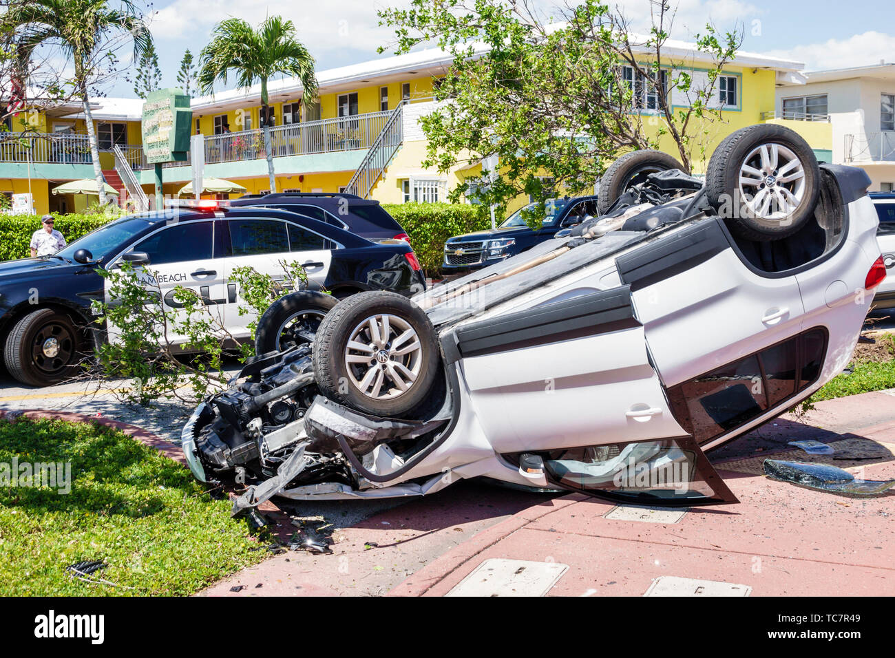 Miami Beach Florida, North Beach, Harding Avenue, incidente auto auto auto, capovolto capovolto, polizia, FL190331081 Foto Stock
