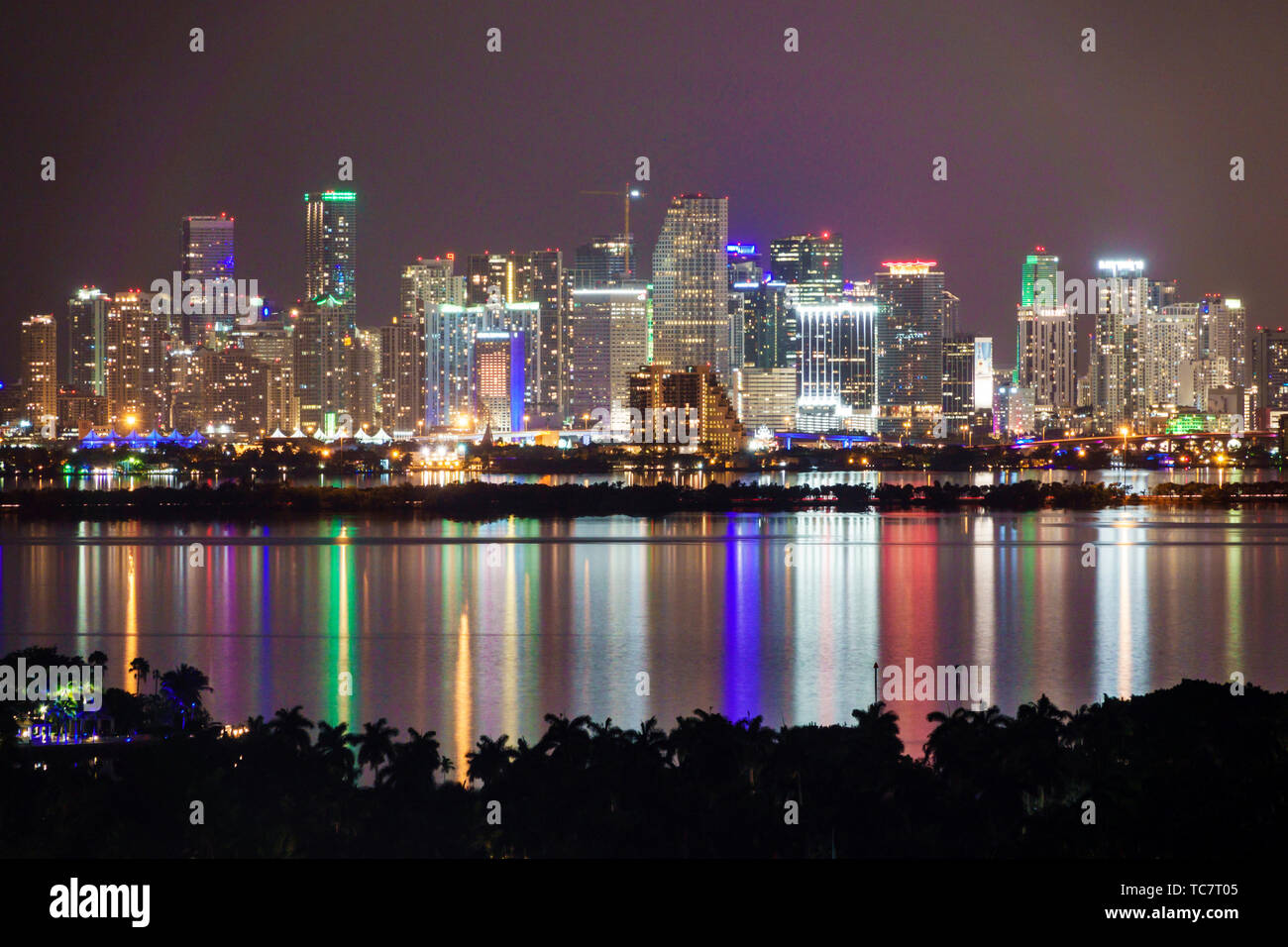 Miami Florida,Biscayne Bay,notte skyline della città,centro alto grattacielo ufficio,condominio residenziale appartamenti edificio edifici hou Foto Stock