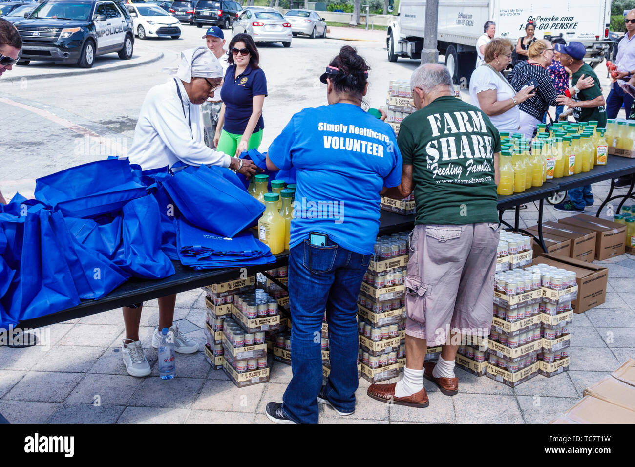 Miami Beach Florida,North Beach,Ocean Water Terrace,Farm Condividi cibo Giveaway distribuzione gratuita need low income,volontariato volontariato servizio di comunità Foto Stock