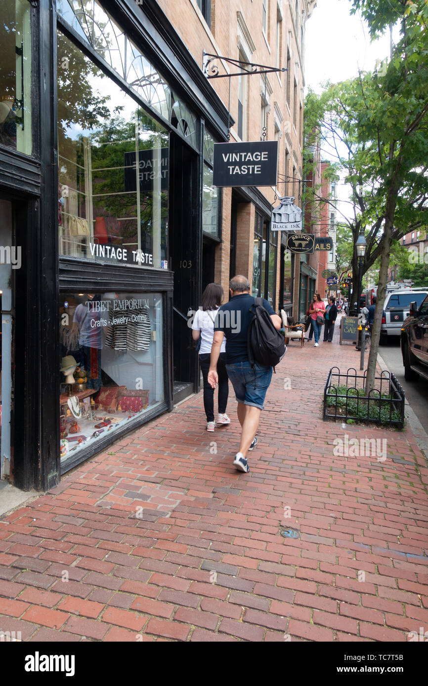 Charles Street Beacon Hill negozi e marciapiedi di mattoni in Boston con gente che cammina Foto Stock