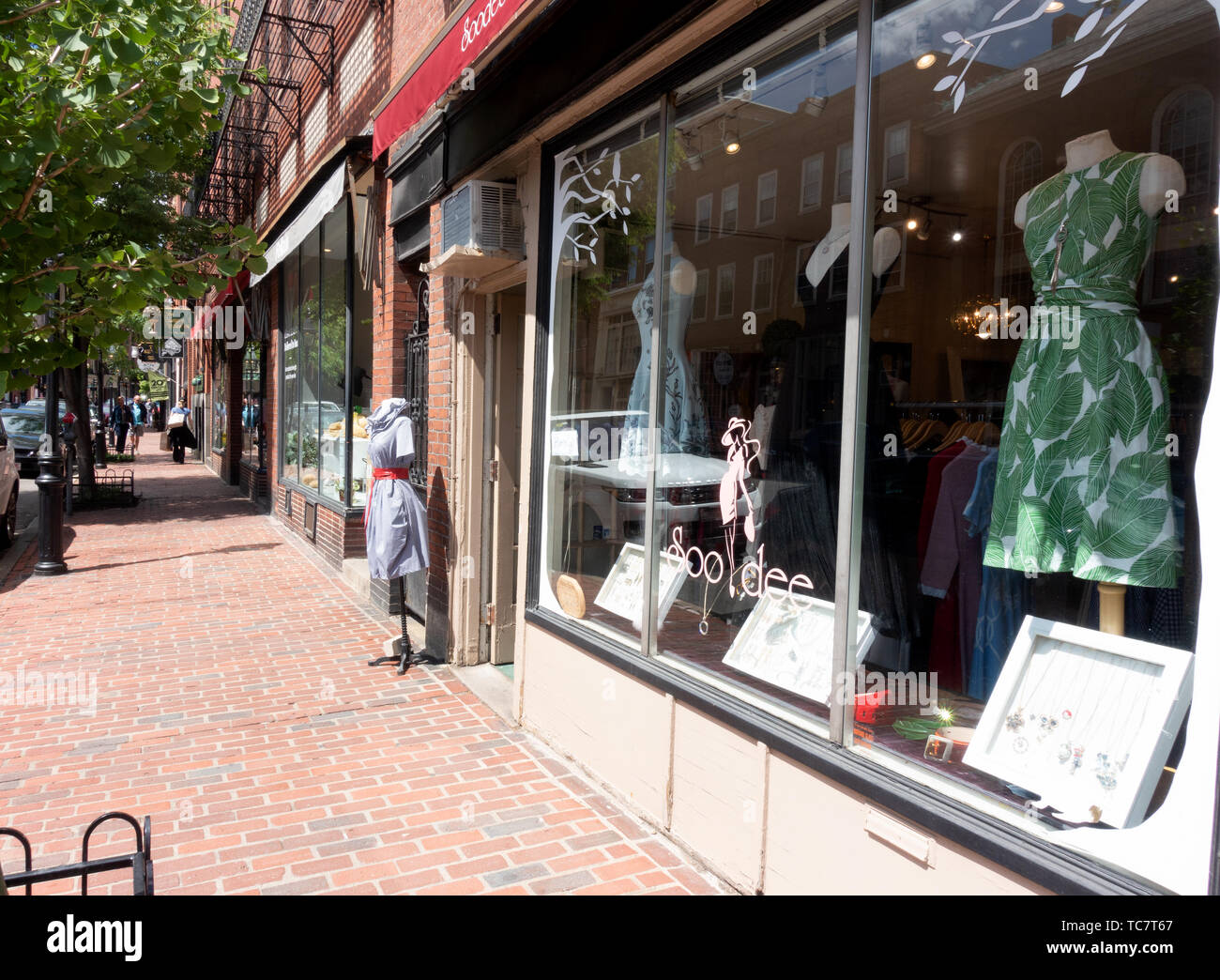 Facciate in Mattoni con marciapiedi su Charles Street Beacon Hill, Boston Foto Stock