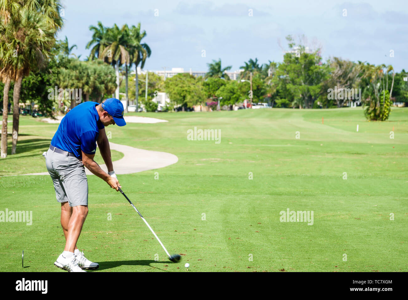Miami Beach Florida, campo da golf pubblico Normandy Shores, adulti, uomo uomo maschile, golfista, teeing off swing club giocare, i visitatori viaggiano in viaggio Foto Stock