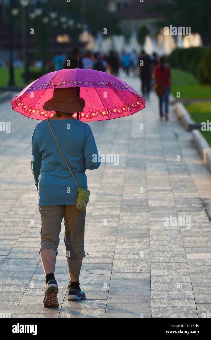 Donna con un ombrello immagini e fotografie stock ad alta risoluzione -  Alamy