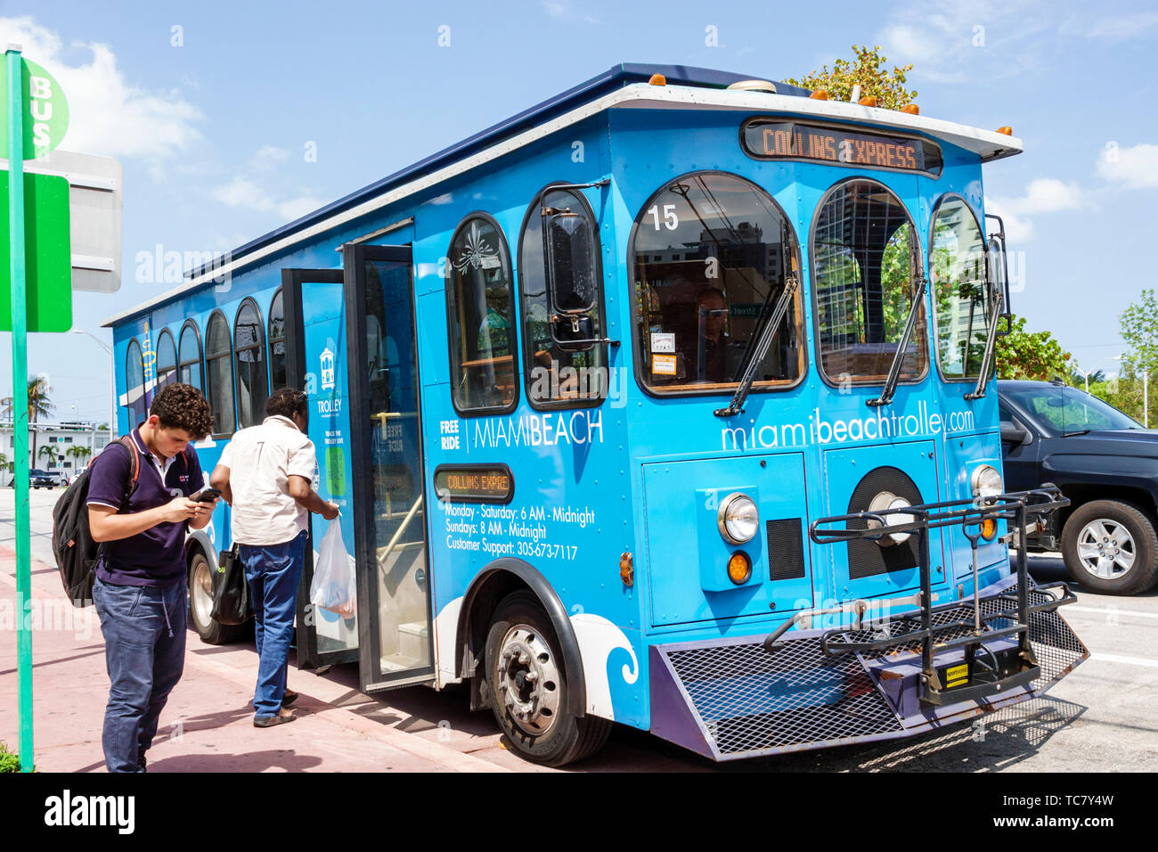 Miami Beach Florida,Normandy Isle,Collins Express autobus gratuito uomo ispanico uomini maschio, passeggeri a bordo, FL190430077 Foto Stock