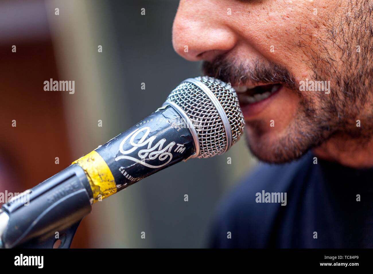 Musicista di cantare sul microfono Foto Stock