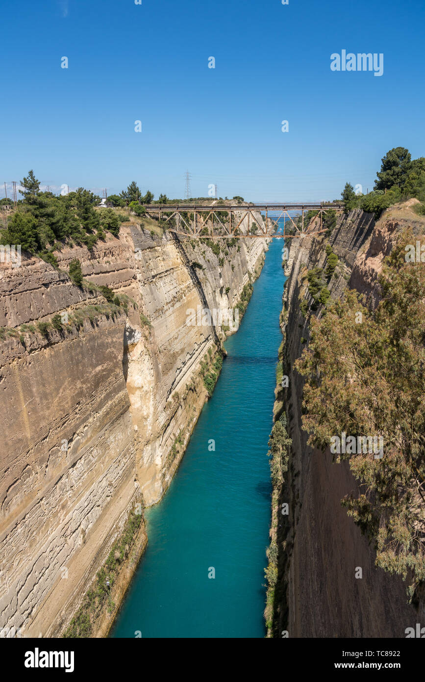 Canale di Corinto che separa la Grecia continentale dal Peloponneso Foto Stock