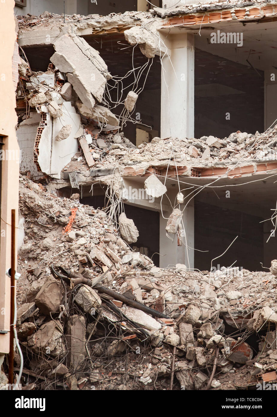 Demolizione di un edificio di nuova costruzione. Le macerie dopo il crollo. Immagine per essere usato come un rappresentante terremoto concetto. Foto Stock