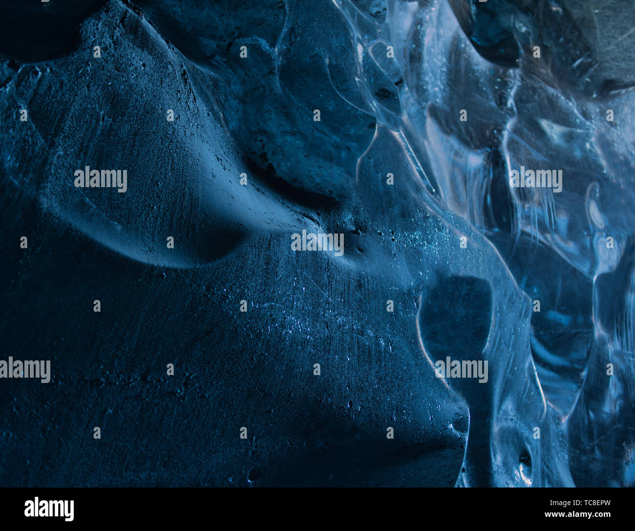 Un close-up del ghiacciaio blu ghiaccio in una grotta del ghiacciaio Foto Stock