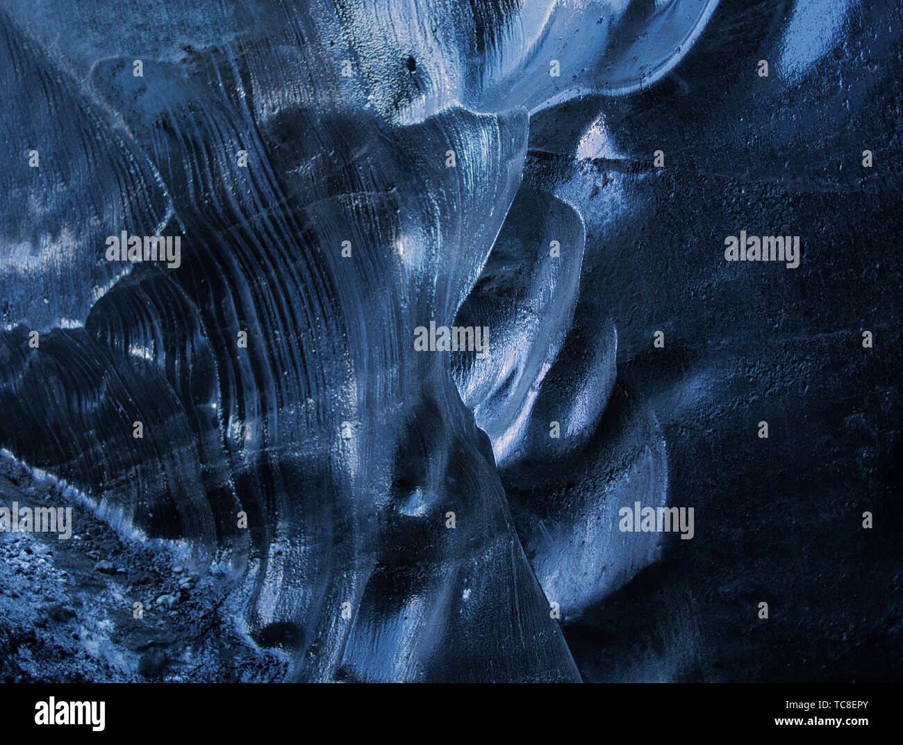 Schema e struttura del ghiaccio blu all'interno di una grotta del ghiacciaio Foto Stock