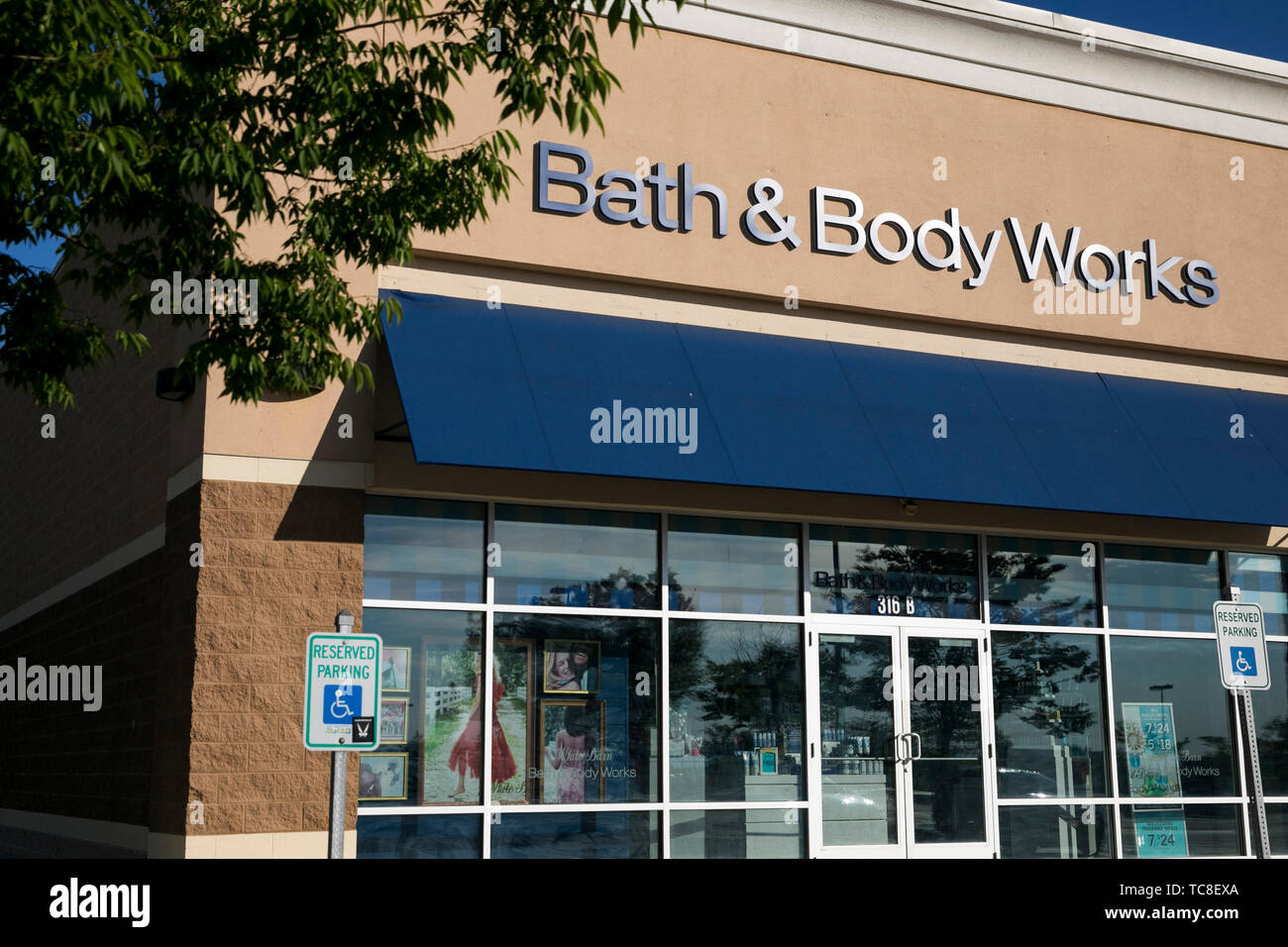 Un logo segno esterno di una da bagno Bath & Body Works store in Martinsburg, West Virginia il 4 giugno 2019. Foto Stock