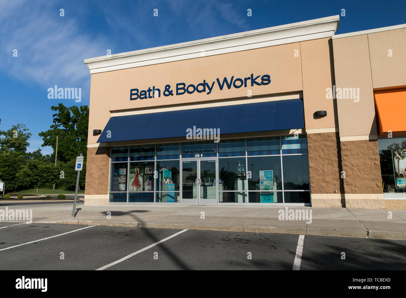 Un logo segno esterno di una da bagno Bath & Body Works store in Martinsburg, West Virginia il 4 giugno 2019. Foto Stock