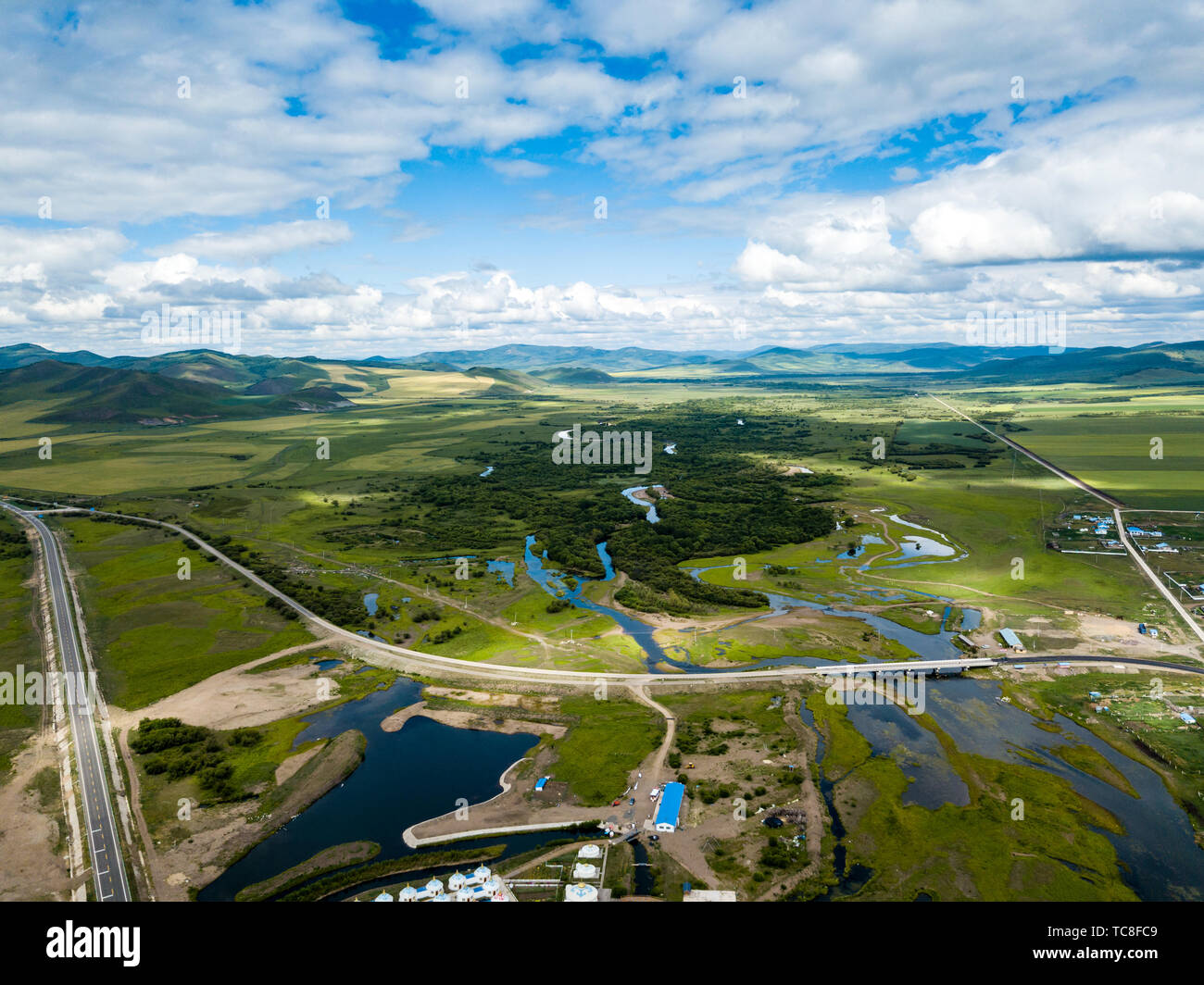 La fotografia aerea del bel paesaggio lungo la strada in Hulunbuir, Mongolia interna Foto Stock