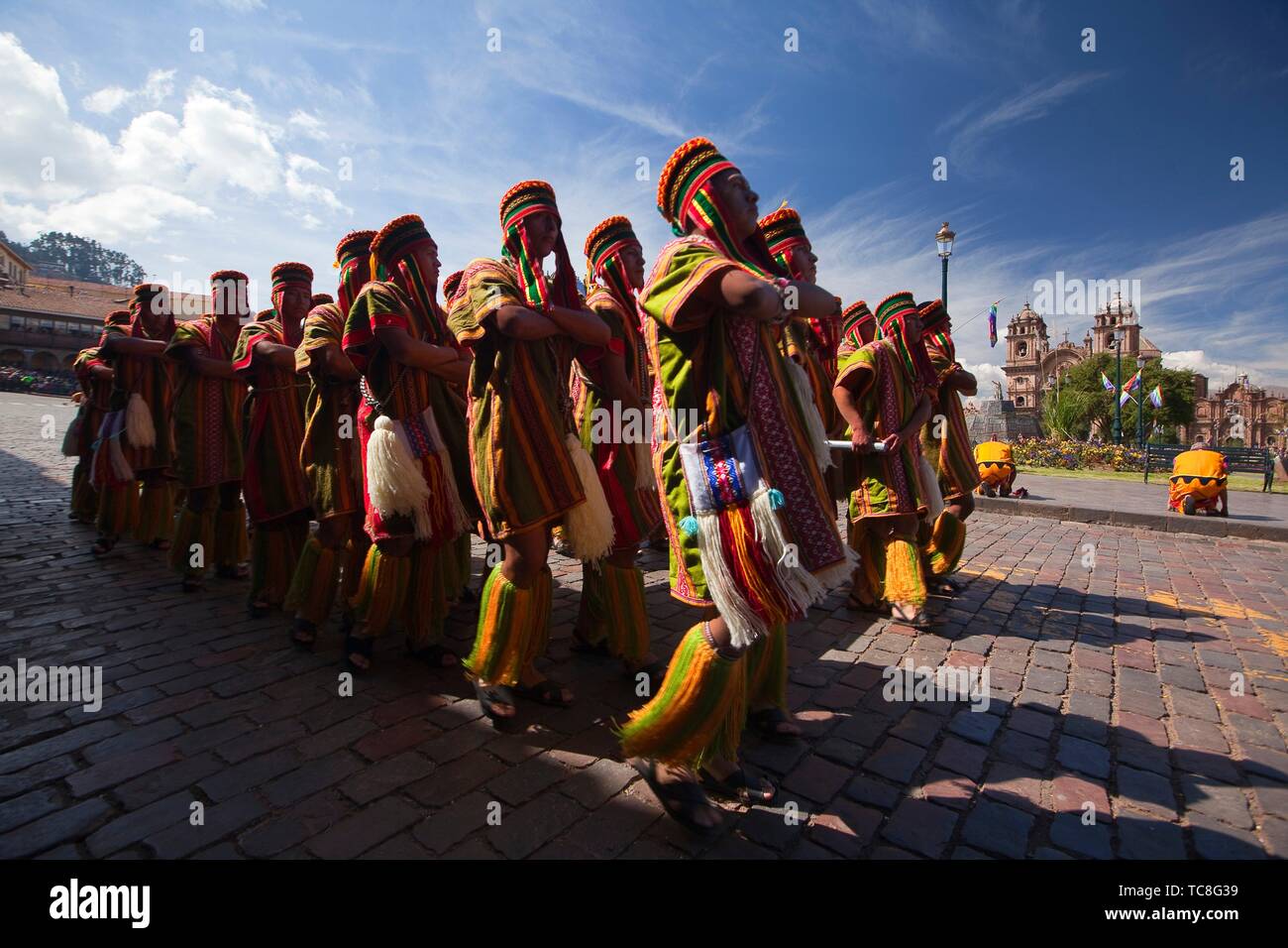 Scena dalle celebrazioni del Inti Raymi Festival presso Plaza de Armas con La Compania De Jesus Church-Iglesia de La Compania De Jesus presso il Foto Stock