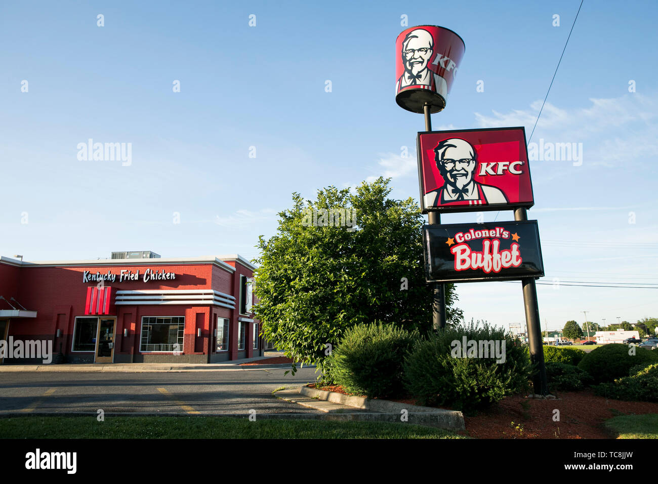 Un segno del logo al di fuori di un Kentucky Fried Chicken (KFC) fast food ristorante posizione in Martinsburg, West Virginia il 4 giugno 2019. Foto Stock