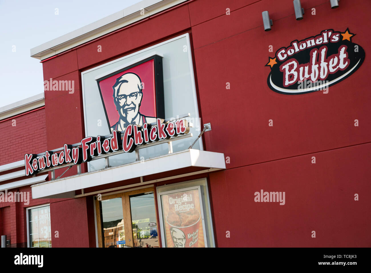 Un segno del logo al di fuori di un Kentucky Fried Chicken (KFC) fast food ristorante posizione in Martinsburg, West Virginia il 4 giugno 2019. Foto Stock