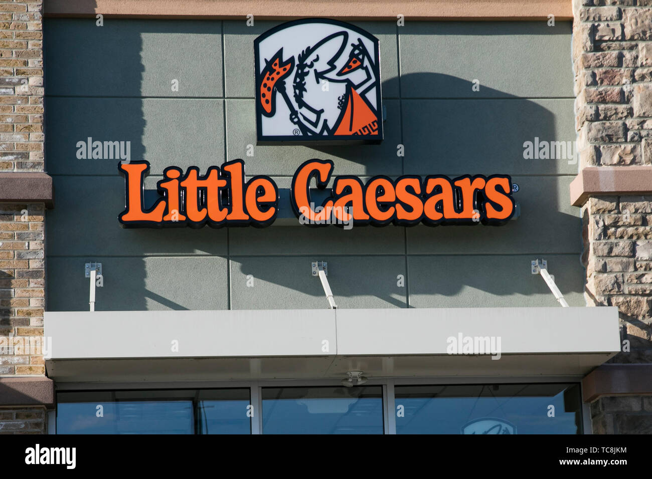 Un segno del logo al di fuori di un ristorante Little Caesars ubicazione in Martinsburg, West Virginia il 4 giugno 2019. Foto Stock