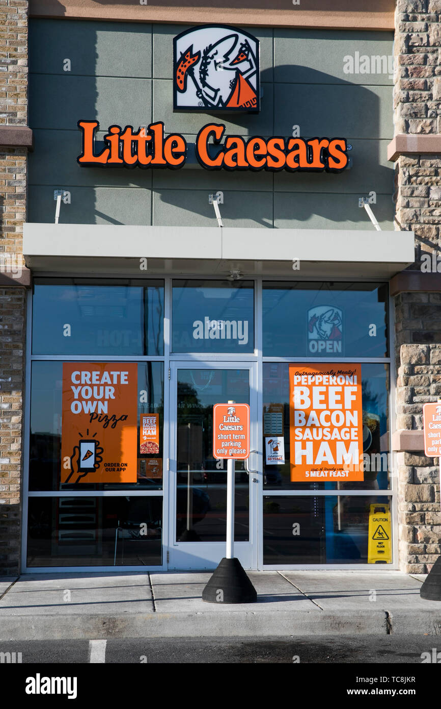 Un segno del logo al di fuori di un ristorante Little Caesars ubicazione in Martinsburg, West Virginia il 4 giugno 2019. Foto Stock