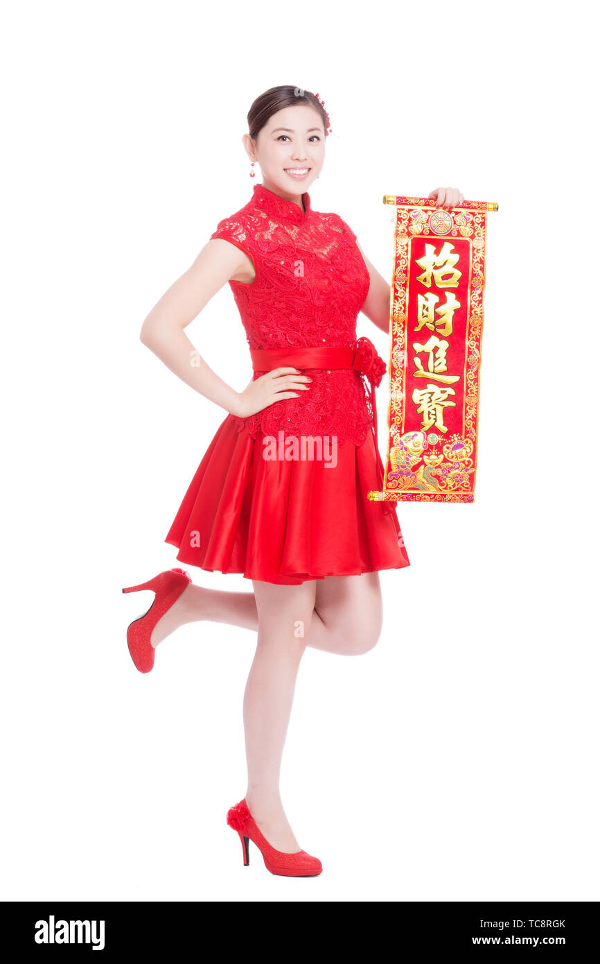 Giovane donna asiatica in rosso cheongsam detiene couplet rosso nell anno nuovo cinese Foto Stock