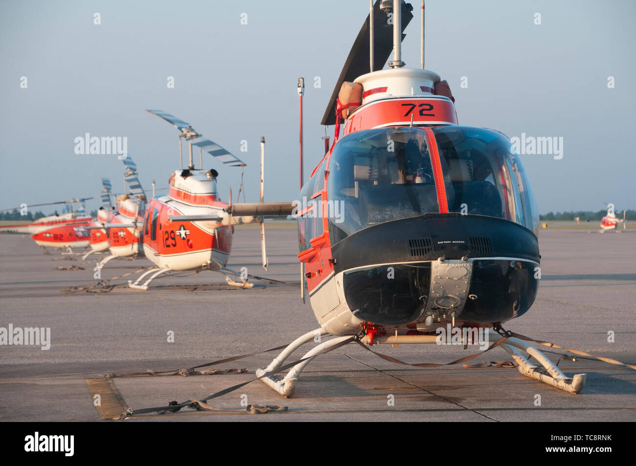 MILTON, Fla. (Giugno 5, 2019) TH-57 Sea Ranger elicotteri da Training Air Wing (TW) 5 sedersi sul flightline alla Naval Air Station Whiting Campo in Milton, Fla. TW-5 primario conduce ad ala fissa o elicotteri avanzati di formazione per aviatori della Marina Militare, Marine Corps, Coast Guard, e nazioni alleate. (U.S. Navy foto di Lt. Michelle Tucker/RILASCIATO) 190604-N-OU681-1028 Foto Stock