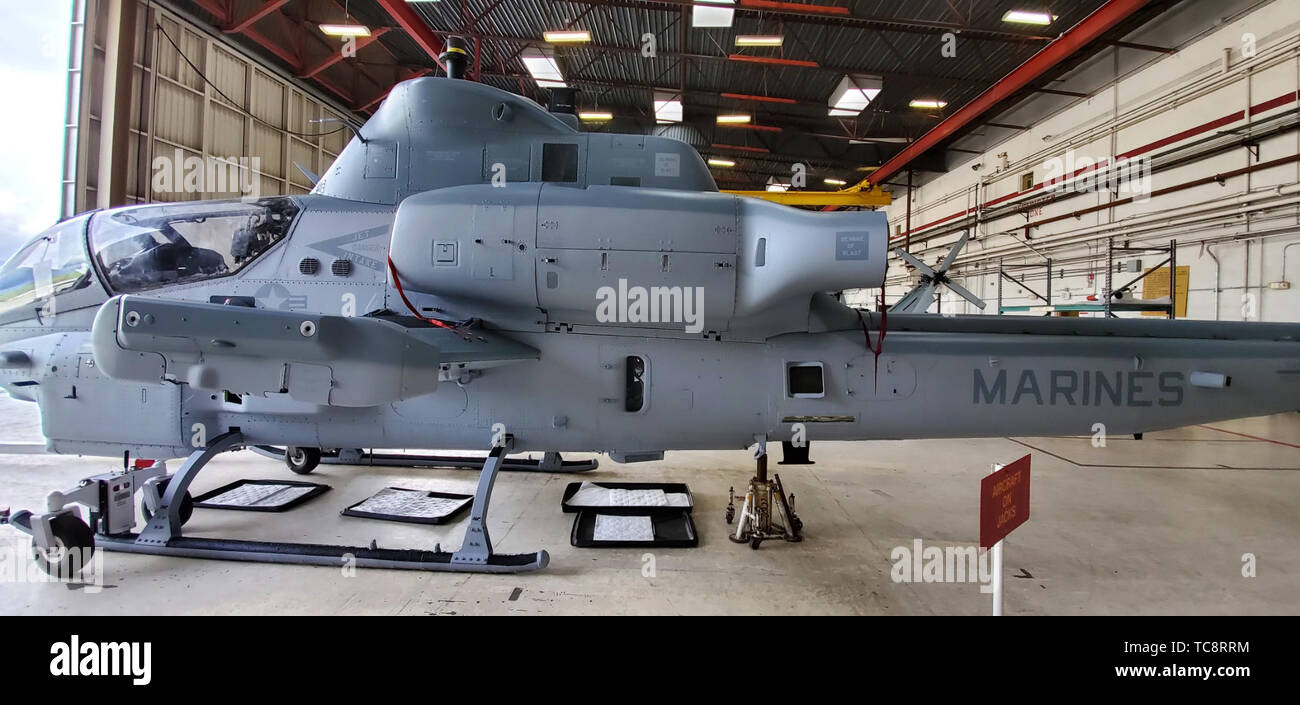 Marine Corps AH-1Z Viper elicottero è dipinta con un componente (1K) Grigio mimetico topcoat di polisilossano all'esterno. Stati Uniti Naval Research Laboratory di farmacisti sviluppato la nuova finitura per aeromobili DoD, che è più sicuro per l'ambiente e più facile da applicare. Foto Stock