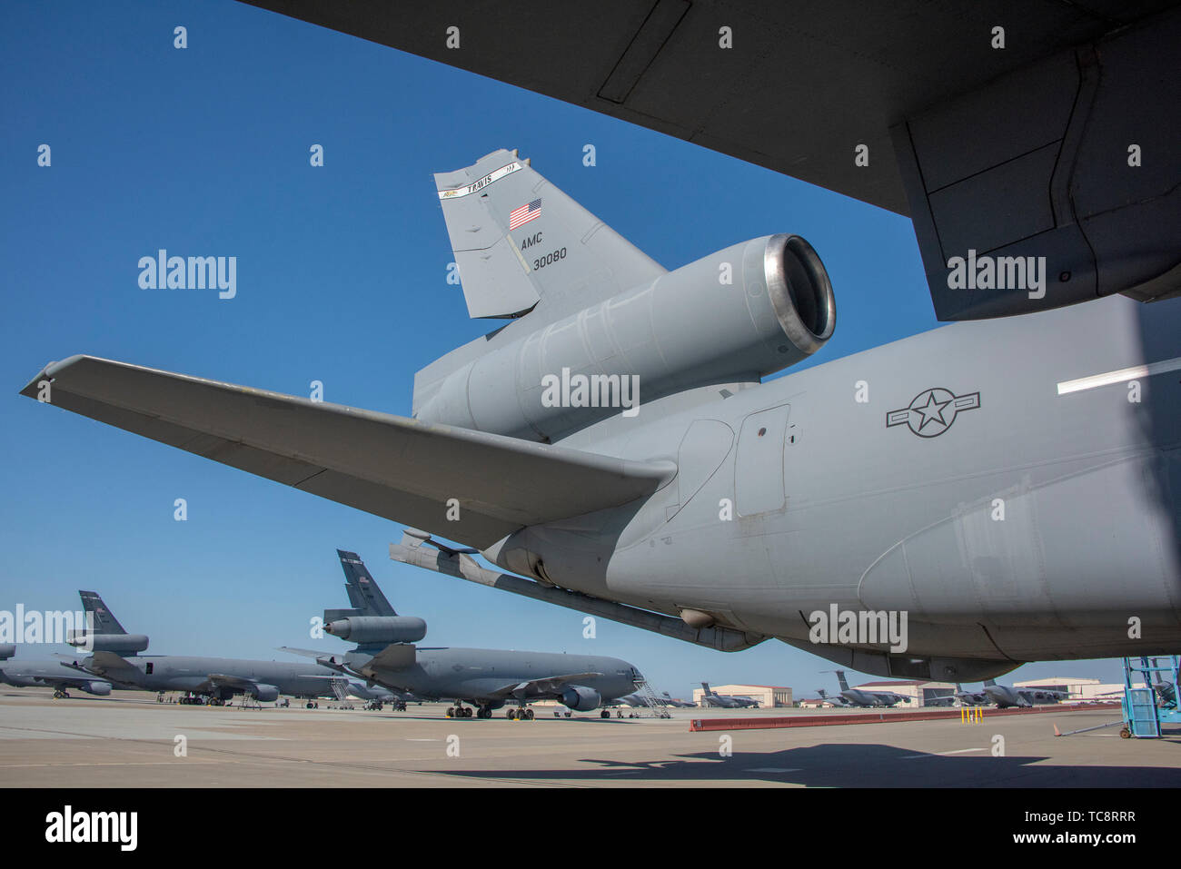 Una KC-10 Extender serve come sfondo per il nono Air Refuelling Squadron modifica del comando cerimonia, Giugno 4, 2019, a Travis Air Force Base in California. Travis è a casa per il sessantesimo di mobilità in aria ala, il 349 AMW e la 621st risposta di emergenza ala. Travis' missione primaria è quella di fornire una rapida e reattiva, affidabile airlift a qualsiasi punto sulla Terra a sostegno di obiettivi nazionali e di adempiere al global logistics esigenze del Dipartimento della Difesa nel sostenere la sua attività in tutto il mondo. (U.S. Air Force foto di Heide lettino) Foto Stock