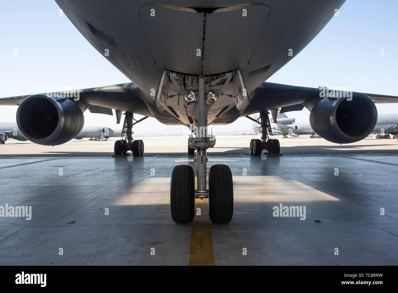 Una KC-10 Extender serve come sfondo per il nono Air Refuelling Squadron modifica del comando cerimonia, Giugno 4, 2019, a Travis Air Force Base in California. Travis è a casa per il sessantesimo di mobilità in aria ala, il 349 AMW e la 621st risposta di emergenza ala. Travis' missione primaria è quella di fornire una rapida e reattiva, affidabile airlift a qualsiasi punto sulla Terra a sostegno di obiettivi nazionali e di adempiere al global logistics esigenze del Dipartimento della Difesa nel sostenere la sua attività in tutto il mondo. (U.S. Air Force foto di Heide lettino) Foto Stock