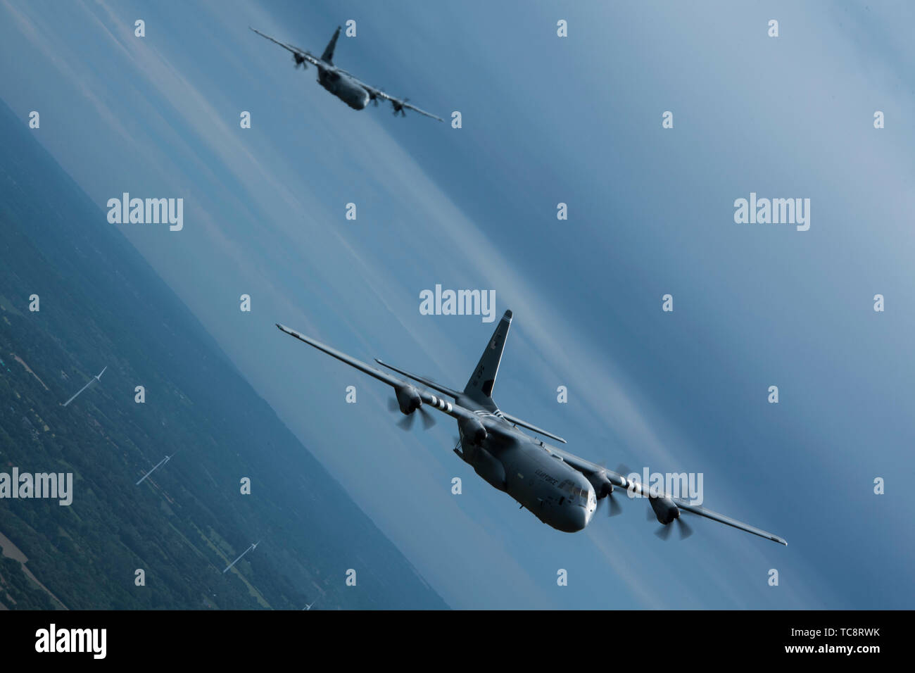 Due Stati Uniti Air Force C-130Js, assegnato per la trentasettesima Airlift Squadron, Ramstein Air Base, Germania, volare in formazione nei cieli di Francia, giugno 4, 2019. La formazione comprendeva quattro Ramstein C-130Js, che ha condotto ad un cavalcavia di Picauville, Francia, si tiene in onore di Airborne e aria membri di equipaggio coinvolti nell'invasione della Normandia Giugno 6, 1944. (U.S. Air Force foto di Senior Airman Devin M. Rumbaugh) Foto Stock
