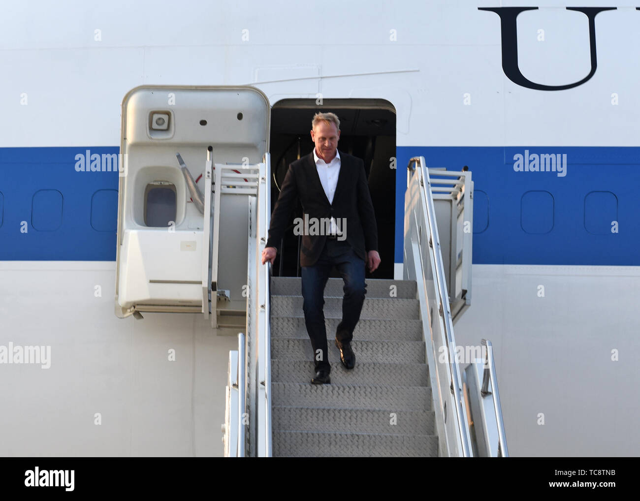 Deliberando U.S. Il Segretario della Difesa Patrick Shanahan arriva a Osan Air Base, Repubblica di Corea, Giugno 2, 2019. Shanahan è venuto alla Rok come parte del suo viaggio a l'Indo-Pacifico dove ha visitato quattro Paesi e si è incontrato con 19 i ministri della difesa e i capi di stato nel corso di otto giorni. (U.S. Air Force photo by Staff Sgt. Sergio A. Gamboa) Foto Stock