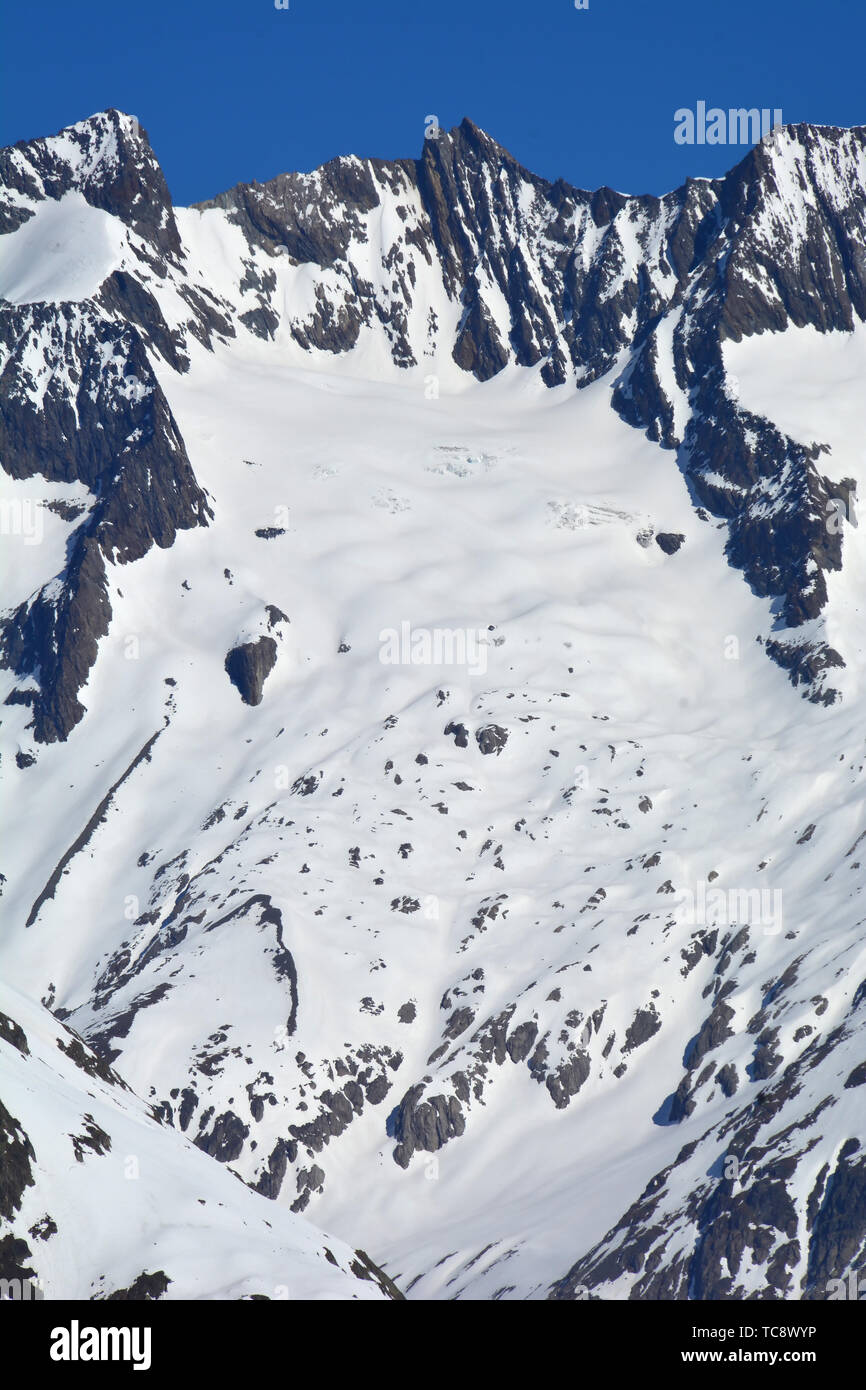 Il Fiescher Gabelhorn sopra il ghiacciaio di Aletsch nelle Alpi Bernesi, Svizzera in inverno Foto Stock