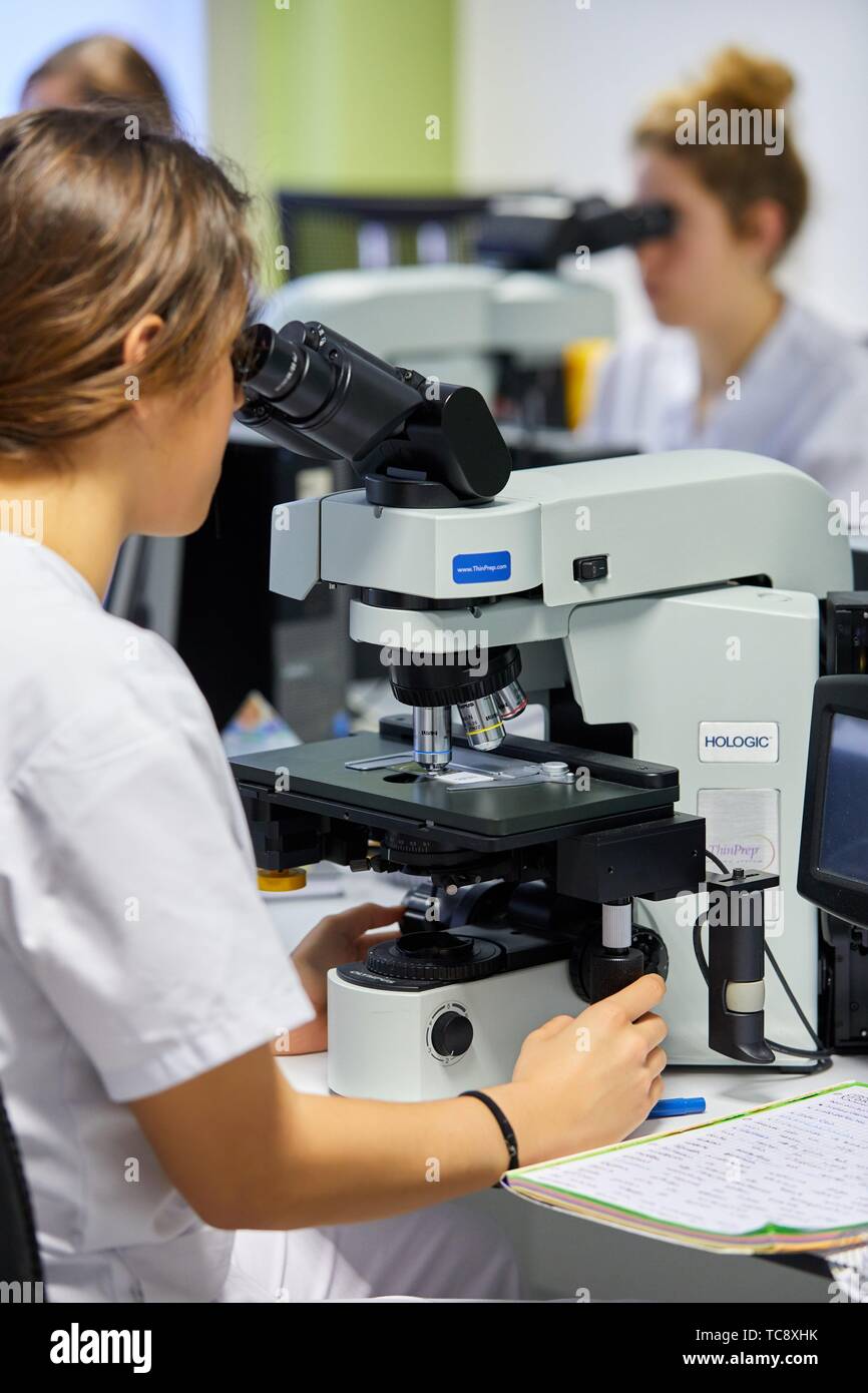 Analisi con un microscopio per individuare la presenza del virus (HPV test), o rilevare il minimo più importanti alterazioni cellulari suggestivo di Foto Stock