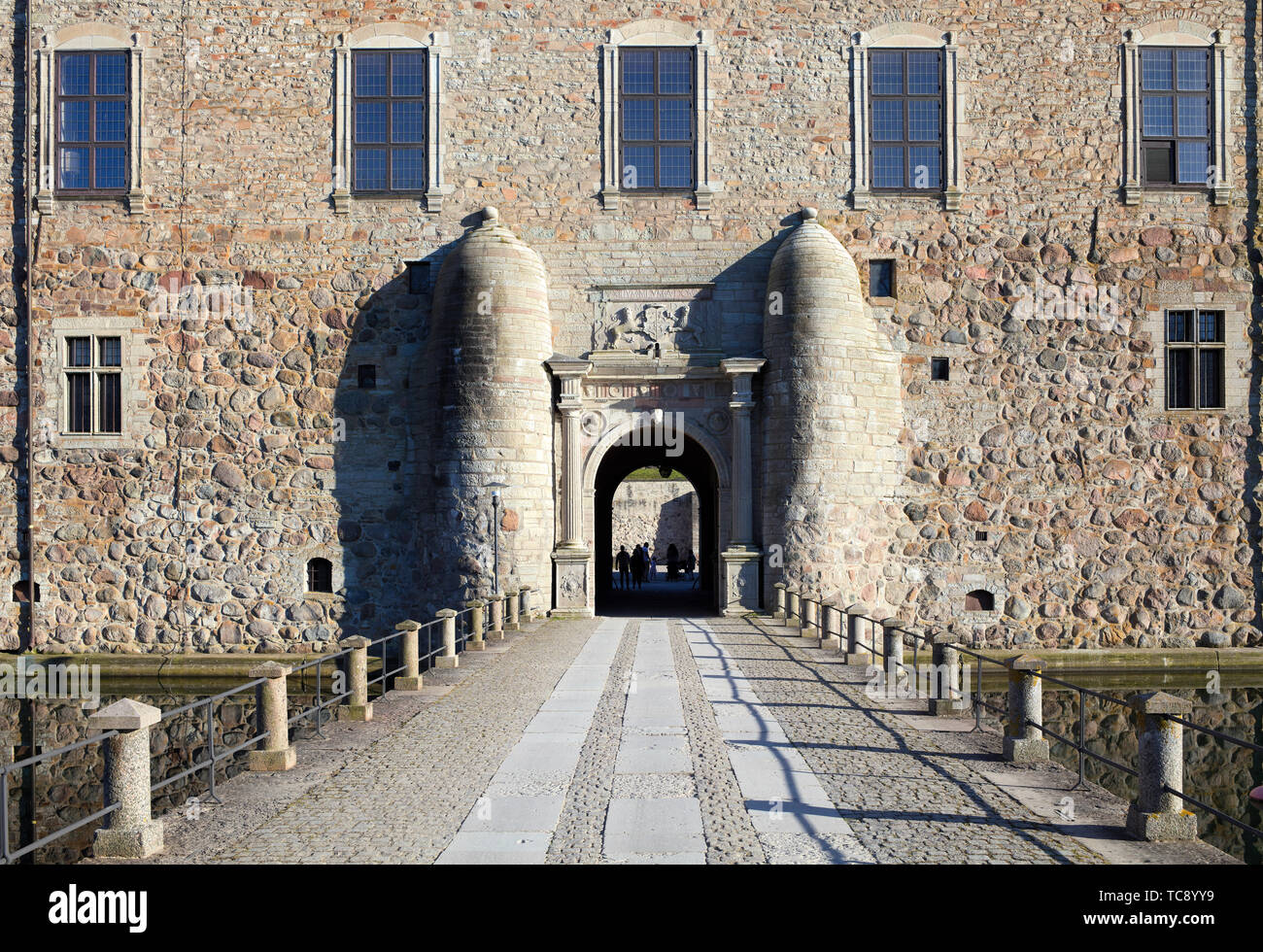 Ponte sopra il fossato del castello di Vadstena, Vadstena, Svezia Foto Stock