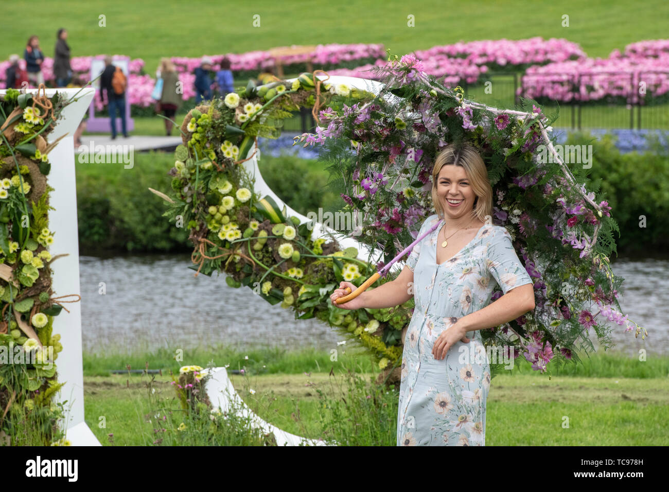 Donna con un ombrellone floreali ad RHS Chatsworth flower show 2019. Chatsworth, Bakewell, Derbyshire, Regno Unito Foto Stock