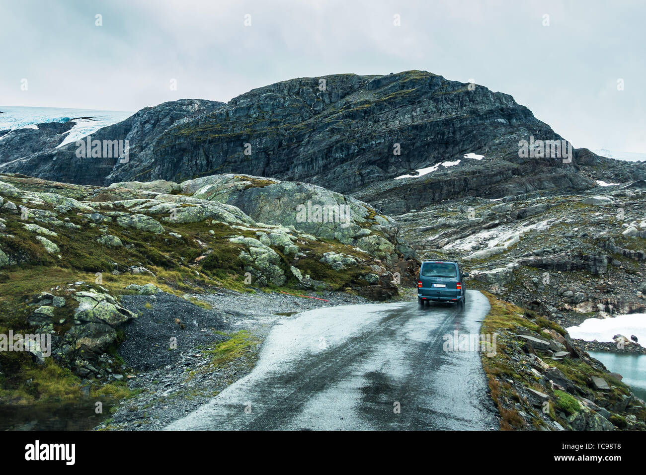 Una ripida strada salendo fino al ghiacciaio di fonna resort, circondata dal paesaggio panoramico del ghiacciaio Folgefonna, Hordaland, Norvegia Foto Stock