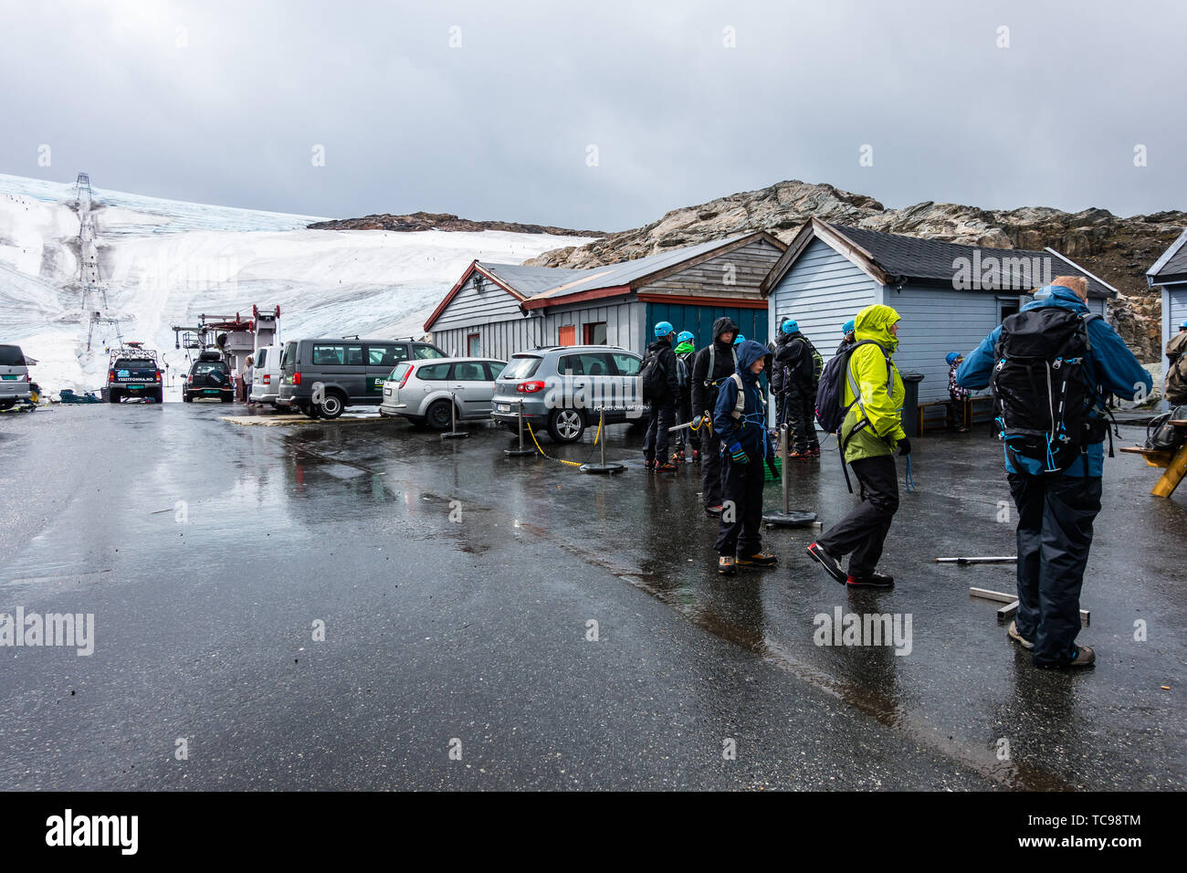 La gente ottenere pronto per il Blue Ice escursione su Folgefonna galcier, uno dei più eccitanti attività outdoor in Norvegia. Jondal, Hordaland, Norvegia, Agosto Foto Stock