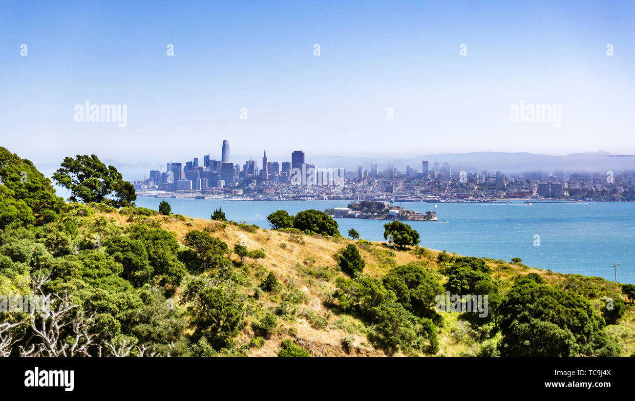 Skyline di San Francisco e l'Isola di Alcatraz in una giornata di sole, come visto da Angel Island, California Foto Stock