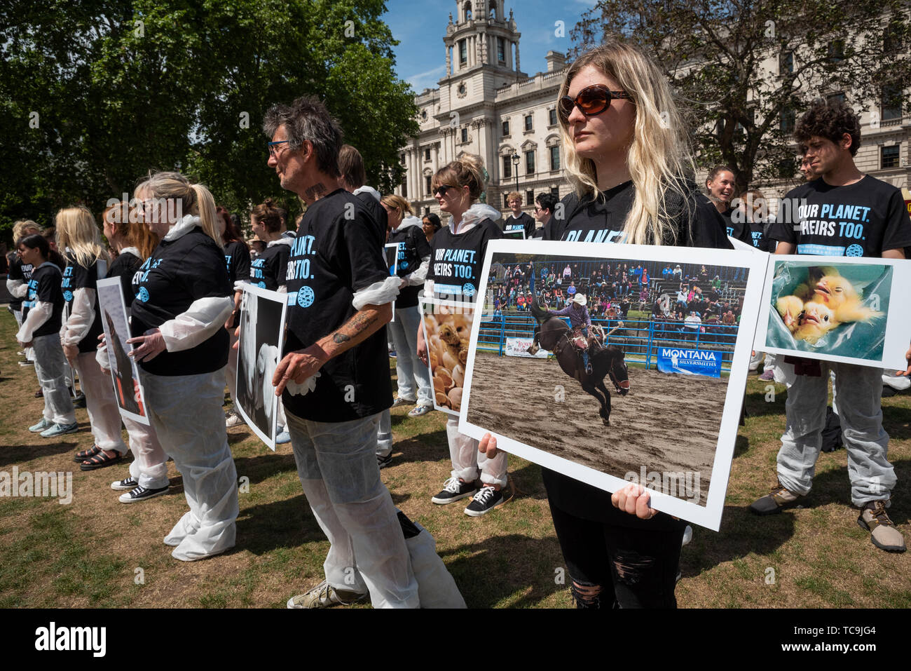 Londra, Regno Unito. 2 Giugno 2019. Nazionale dei Diritti degli Animali Giorno (Lecce) London. Lecce è stata anche osservata in tutto il mondo in 29 altre città, allo scopo di dare voce a tutti gli animali e di sensibilizzazione per i loro diritti. Gli attivisti in questione ha incontrato nella torre di Victoria Gardens e hanno marciato a breve distanza da Piazza del Parlamento. Vi un emotivo memorial cerimonia ha avuto luogo per i miliardi di animali che muoiono ogni anno da mani di uomo, e comprendeva alcune delle vittime reali. Organizzata dal nostro pianeta anche la loro. Credito: Stephen Bell/Alamy. Foto Stock