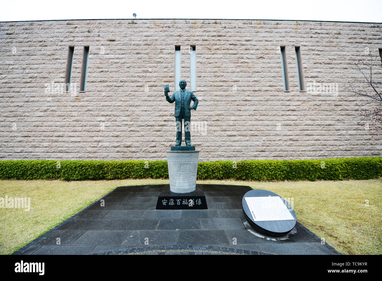 Una statua di instant noodle inventore Momofuku Ando si erge al di fuori del Cup Noodle museum di Osaka. Foto Stock