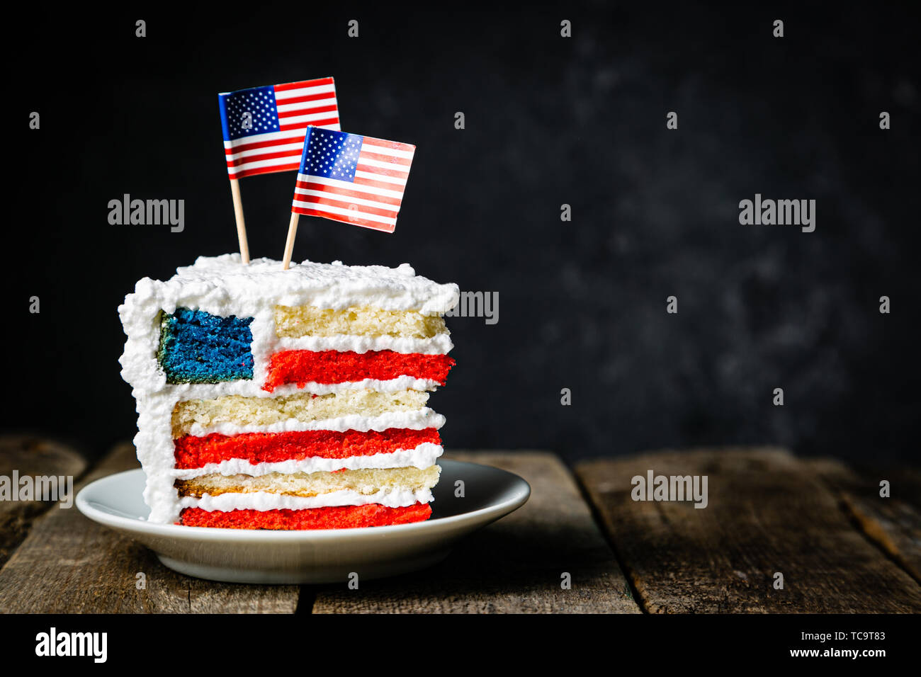 American National vacanze concetto - 4 Luglio, Memorial Day Labor Day. Layered spounge torta nella bandiera degli Stati Uniti di colori Foto Stock