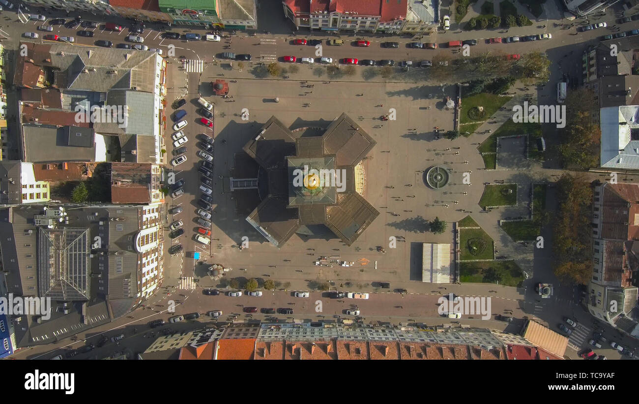 Antenna, vista dall'alto da fuco. Il centro storico della città Ivano-Frankivsk, Ucraina, con municipio edificio in stile art deco. Foto Stock