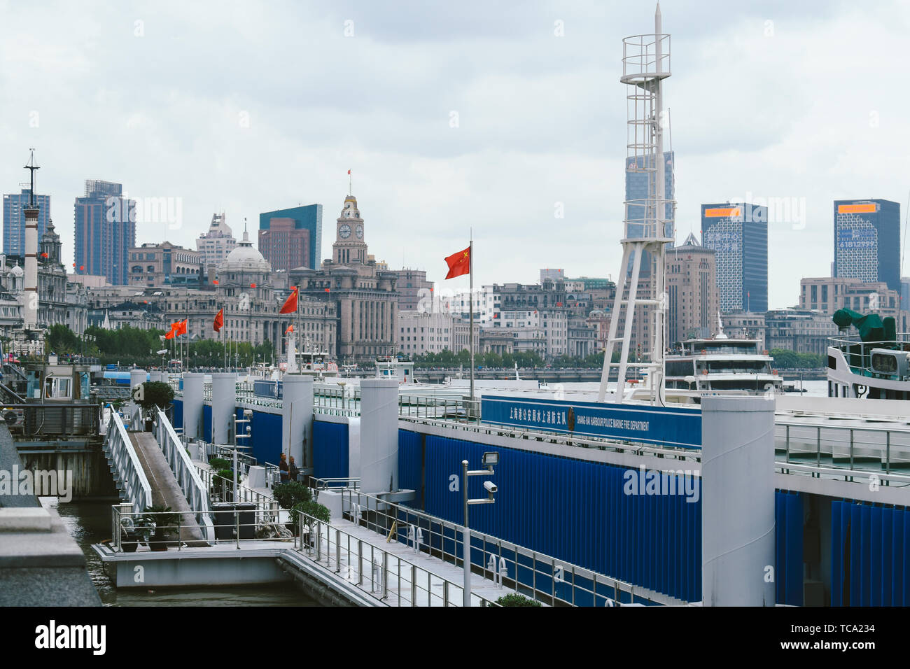 Il Bund (inglese: il Bund), situato sulle rive del Fiume Huangpu in Huangpu District, centro di Shanghai, che è esterno spiaggia Huangpu, è stato designato come una concessione britannica sin dal 1844 (24 anni di Qing Daoguang), diventando un vero e proprio ruolo di Shanghai di dieci miglia azienda estera e il punto di partenza della vecchia Shanghai Area di concessione e l'inizio della moderna Shanghai città come un intero. Foto Stock