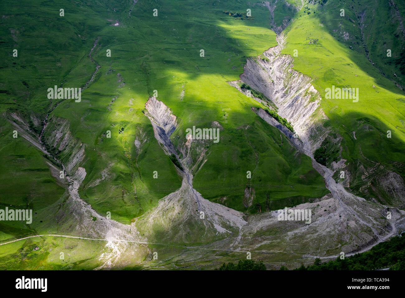 Le tracce lasciate sul ghiacciaio sono molto simili a quelle di due caratteri cinesi delle montagne e la magia opera della natura è inimmaginabile. Foto Stock