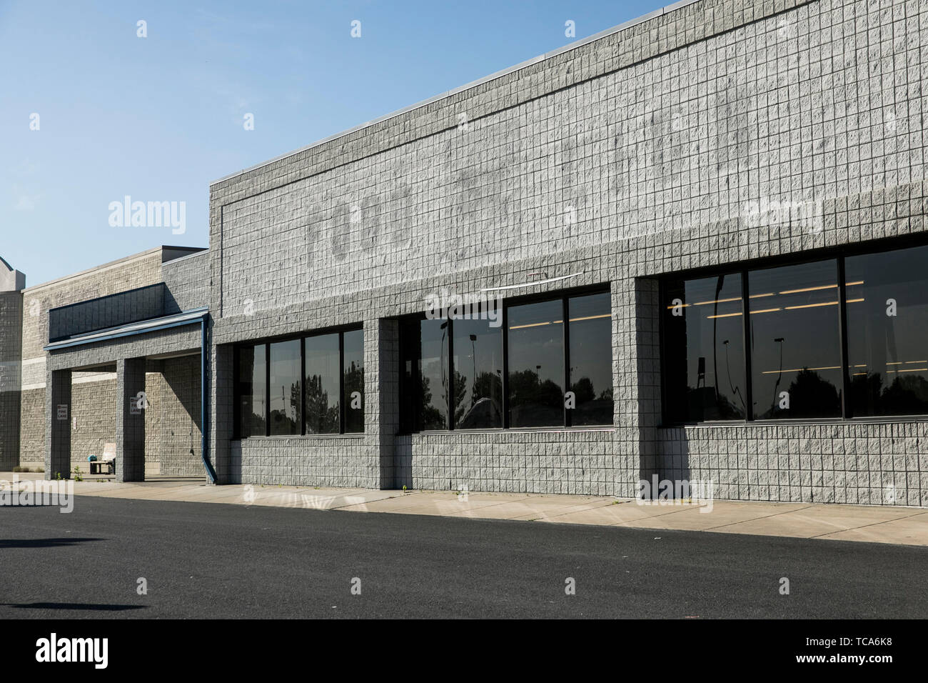 Il contorno di un segno del logo al di fuori di un abbandonato Food Lion negozi di alimentari al dettaglio alla posizione dello store in Martinsburg, West Virginia il 4 giugno 2019. Foto Stock