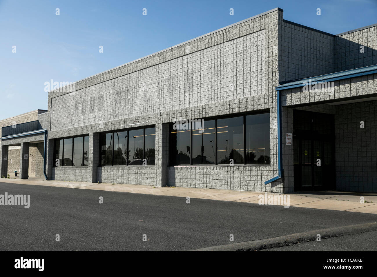 Il contorno di un segno del logo al di fuori di un abbandonato Food Lion negozi di alimentari al dettaglio alla posizione dello store in Martinsburg, West Virginia il 4 giugno 2019. Foto Stock