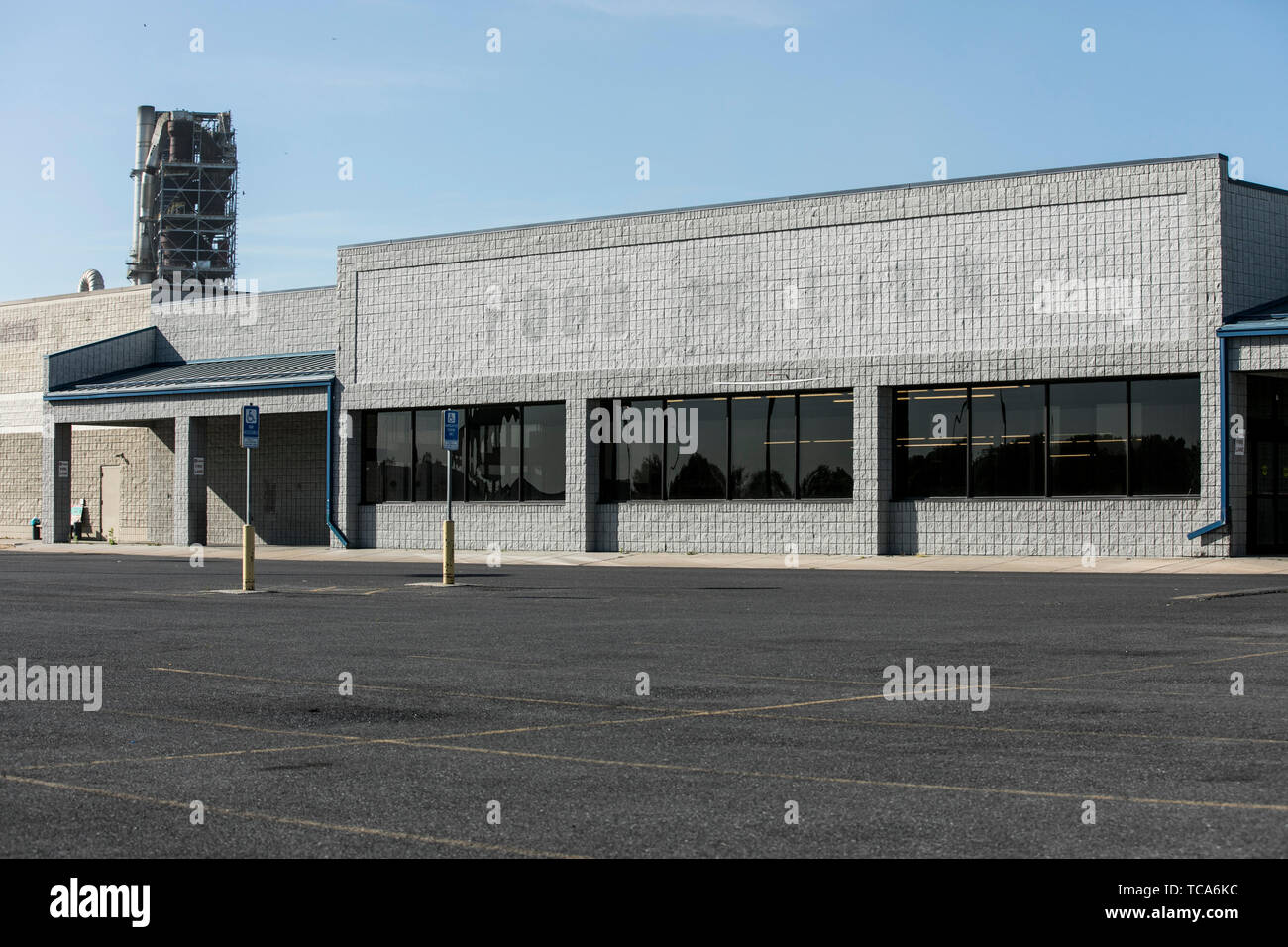 Il contorno di un segno del logo al di fuori di un abbandonato Food Lion negozi di alimentari al dettaglio alla posizione dello store in Martinsburg, West Virginia il 4 giugno 2019. Foto Stock