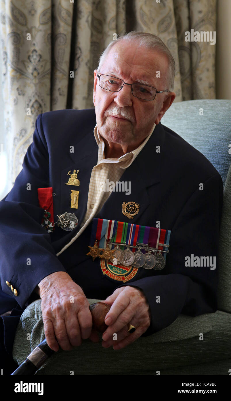 Il D-Day veterano Charles Boyer, nella sua casa di Maidstone Kent, parla del suo tempo nel reggimento di Norfolk, sbarco sulla spiaggia di spada e la sua carriera militare davanti al settantacinquesimo anniversario degli sbarchi. Foto Stock