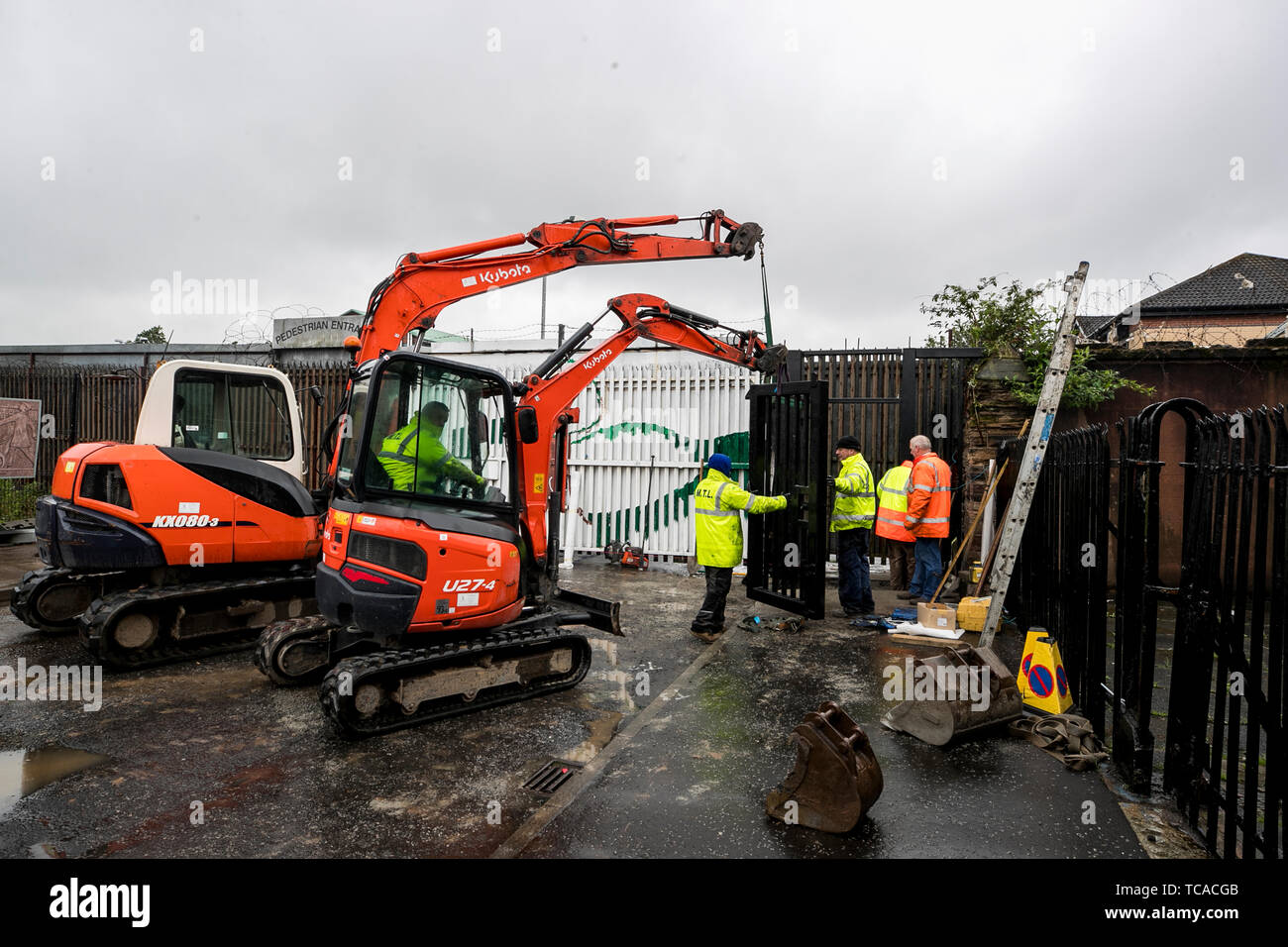 Lavori in corso presso il Townsend Street porte di interfaccia che formano parte della parete di pace a Belfast, dove un 50-anno-vecchio cancello di sicurezza viene sostituito con vedere-attraverso barriere. Foto Stock