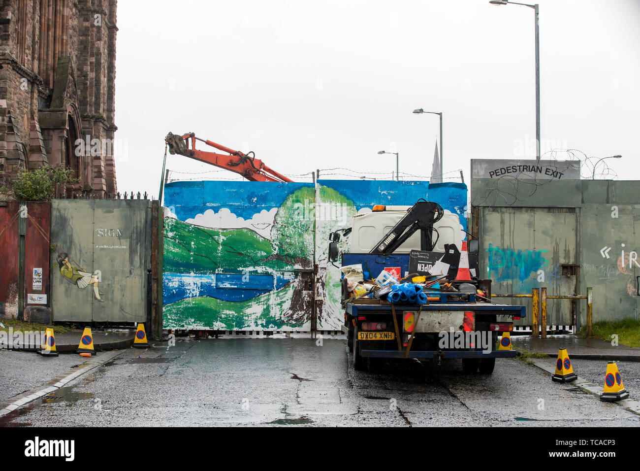 Lavori in corso presso il Townsend Street porte di interfaccia che formano parte della parete di pace a Belfast, dove un 50-anno-vecchio cancello di sicurezza viene sostituito con vedere-attraverso barriere. Foto Stock