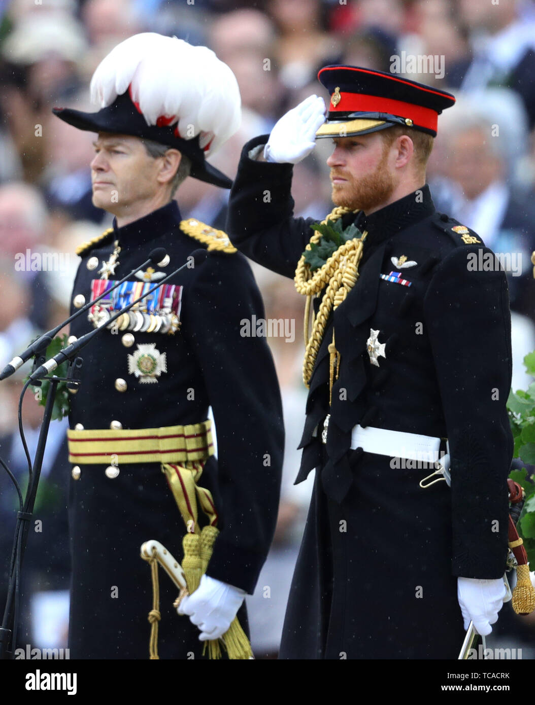 Il Duca di Sussex (a destra) durante la festa del Fondatore celebrazioni presso il Royal Hospital Chelsea nella zona ovest di Londra. Foto Stock