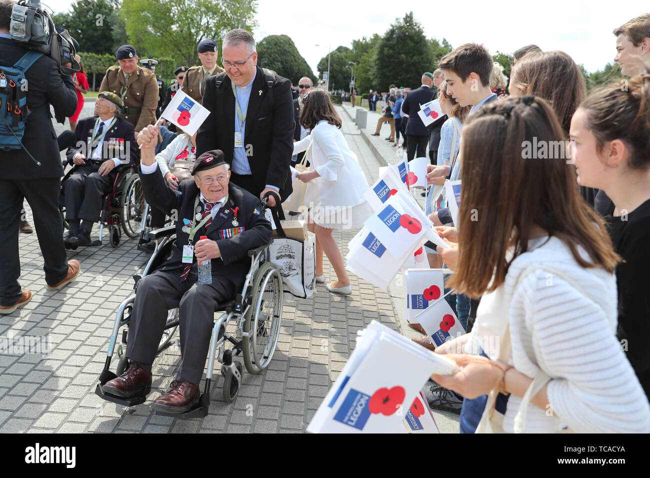 Il D-Day veterani di arrivare presso il Royal British Legion di servizio del ricordo, presso la Commissione delle tombe di guerra del Commonwealth il cimitero di Bayeux, Francia, come parte delle celebrazioni per il settantacinquesimo anniversario dello sbarco in Normandia. Foto Stock
